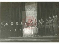 1940-1943, brak miejsca.
Uroczystości, w których bierze udział premier RP i Naczelny Wódz Polskich Sił Zbrojnych na Zachodzie gen. Władysław Sikorski (stoi w środku). 
Fot. NN, Studium Polski Podziemnej w Londynie