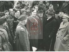1943-1944, brak miejsca.
Wizyta polityków rządu emigracyjnego w obozie żołnierzy Polskich Sił Zbrojnych na Zachodzie. 2. z prawej stoi prezes Stronnictwa Pracy Karol Popiel, 4. premier Stanisław Mikołajczyk, 5. gen. Gustaw Paszkiewicz.
Fot. NN, Studium Polski Podziemnej w Londynie