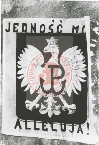 1939-1945, Warszawa, Generalne Gubernatorstwo.
Plakat zawieszony na murze przez członków konspiracyjnego Małego Sabotażu. 
Fot. NN, Studium Polski Podziemnej w Londynie