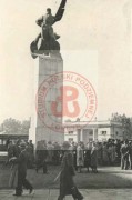 Lata 30, Warszawa, Polska.
Pomnik Lotnika znajdujący się na Placu Unii Lubelskiej. W głębi widać jeden z domków rogatkowych. 
Fot. NN, Studium Polski Podziemnej w Londynie
