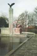 Lata 80, Londyn, Anglia, Wielka Brytania. 
Pomnik Polish War Memorial poświęcony polskim lotnikom walczącym u boku aliantów podczas II wojny światowej. Został odsłonięty w 1948 r. niedaleko bazy sił Royal Air Force Northolt.
Fot. NN, Studium Polski Podziemnej w Londynie