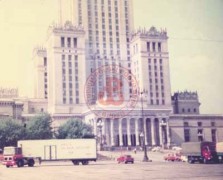 Lata 80, Warszawa, Polska.
Ciężarówka z pomocą materialną od brytyjskiej Polonii dla polskich dzieci przed Pałacem Kultury i Nauki. 
Fot. NN, Studium Polski Podziemnej w Londynie