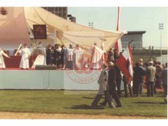 29.05.1982, Londyn, Anglia, Wielka Brytania.
Pielgrzymka Jana Pawła II. Delegacja Koła byłych Żołnierzy Armii Krajowej uczestniczy we mszy świętej zorganizowanej na stadionie narodowym Wembley.
Fot. NN, Studium Polski Podziemnej w Londynie