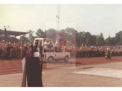 29.05.1982, Londyn, Anglia, Wielka Brytania.
Spotkanie papieża Jana Pawła II z wiernymi na stadionie narodowym Wembley. Papież z papamobile pozdrawia zgromadzonych.
Fot. NN, Studium Polski Podziemnej w Londynie