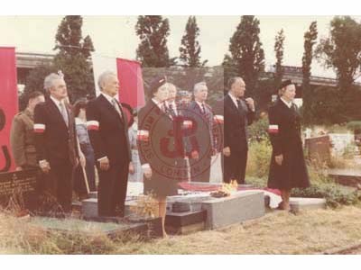 1.08.1981, Londyn, Anglia, Wielka Brytania. 
Rocznica wybuchu powstania warszawskiego. Warta honorowa członków środowisk kombatanckich przed grobem Komendanta AK gen. Tadeusza Bora-Komorowskiego i jego żony Ireny na cmentarzu Gunnersbury. 1. z prawej przy pomniku stoi Joanna Tyczyńska ps. 