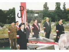 1.08.1981, Londyn, Anglia, Wielka Brytania. 
Rocznica wybuchu powstania warszawskiego. Członkowie środowisk kombatanckich składają wieniec na grobie Komendanta AK gen. Tadeusza Bora-Komorowskiego i jego żony Ireny na cmentarzu Gunnersbury.
Fot. NN, Studium Polski Podziemnej w Londynie

