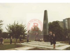 1.08.1978, Londyn, Anglia, Wielka Brytania.
34. rocznica powstania warszawskiego. Środowiska kombatanckie i polonijne składają kwiaty pod Pomnikiem Katyńskim na cmentarzu Gunnersbury. 1. z prawej stoi Joanna Tyczyńska ps. 
