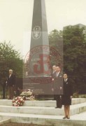 1.08.1978, Londyn, Anglia, Wielka Brytania.
34. rocznica powstania warszawskiego. Środowiska kombatanckie i polonijne składają kwiaty pod Pomnikiem Katyńskim na cmentarzu Gunnersbury. 1. z prawej stoi Joanna Tyczyńska ps. 