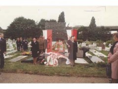 1.08.1981, Londyn, Anglia, Wielka Brytania. 
Rocznica wybuchu powstania warszawskiego. Warta honorowa członków środowisk kombatanckich przed grobem Komendanta Armii Krajowej gen. Tadeusza Bora-Komorowskiego i jego żony Ireny na cmentarzu Gunnersbury.
1. z prawej przy pomniku stoi Joanna Tyczyńska ps. 