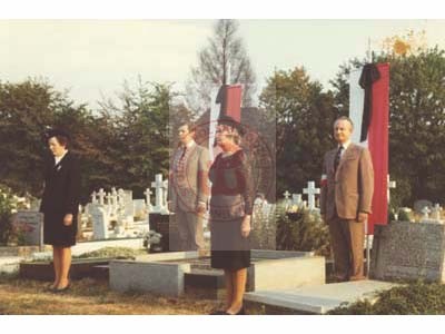 1.08.1979, Londyn, Anglia, Wielka Brytania. 
Rocznica wybuchu powstania warszawskiego. Warta honorowa członków środowisk kombatanckich przed grobem Komendanta Armii Krajowej gen. Tadeusza Bora-Komorowskiego i jego żony Ireny na cmentarzu Gunnersbury.
1. z prawej przy pomniku stoi Joanna Tyczyńska ps. 