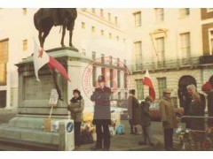 Grudzień 1981, Londyn, Anglia, Wielka Brytania.
Protest środowisk polonijnych i kombatanckich przeciwko wprowadzeniu w Polsce stanu wojennego przez rząd gen. Wojciecha Jaruzelskiego.
Fot. NN, Studium Polski Podziemnej w Londynie