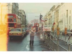 Grudzień 1981, Londyn, Anglia, Wielka Brytania.
Protest środowisk polonijnych i kombatanckich przeciwko wprowadzeniu w Polsce stanu wojennego przez rząd gen. Wojciecha Jaruzelskiego zorganizowany na jednej z ruchliwych ulic miasta.
Fot. NN, Studium Polski Podziemnej w Londynie