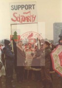 Grudzień 1981, Londyn, Anglia, Wielka Brytania.
Protest środowisk polonijnych i kombatanckich przeciwko wprowadzeniu w Polsce stanu wojennego przez rząd gen. Wojciecha Jaruzelskiego.
Fot. NN, Studium Polski Podziemnej w Londynie