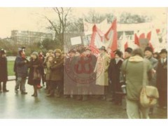 Grudzień 1981, Londyn, Anglia, Wielka Brytania.
Protest środowisk polonijnych i kombatanckich przeciwko wprowadzeniu w Polsce stanu wojennego przez rząd gen. Wojciecha Jaruzelskiego.
Fot. NN, Studium Polski Podziemnej w Londynie