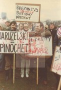 Grudzień 1981, Londyn, Anglia, Wielka Brytania.
Demonstracja Polonii w związku z wprowadzeniem w Polsce stanu wojennego przez rząd gen. Wojciecha Jaruzelskiego.
Fot. NN, Studium Polski Podziemnej w Londynie
