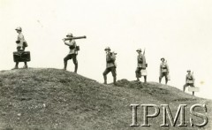 1920-1939, Polska.
Żołnierze podczas ćwiczeń na poligonie.
Fot. NN, Instytut Polski i Muzeum im. gen. Sikorskiego w Londynie