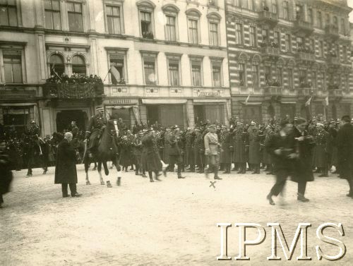 1927, Polska.
Uroczystości wojskowe - w środku idzie Marszałek Józef Piłsudski.
Fot. NN, Instytut Polski i Muzeum im. gen. Sikorskiego w Londynie