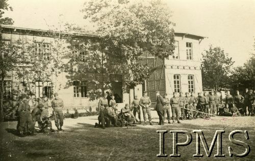 8.05.1929, Polska.
Grupa żołnierzy 4 kompanii strzeleckiej z karabinami maszynowymi przed budynkiem koszar.
Fot. NN, Instytut Polski i Muzeum im. gen. Sikorskiego w Londynie