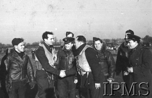 1.01.1943, Northolt, Anglia, Wielka Brytania.
Ppor. Henryk Pietrzak odbiera gratulacje od mjr. Stefana Janusa po jubileuszowym, pięćsetnym zestrzeleniu dla PSP, które uzyskał 31 grudnia 1942 r. Stoją od lewej: plut. Franciszek Tomczak, trzeci ppor. Zygmunt Jeliński (zasłania plut. Jana Pomietlarza), piąty plut. Antoni Kępczyński, siódmy G/Cpt Adnams (dowódca stacji RAF Northolt).
Fot. NN, Instytut Polski i Muzeum im. gen. Sikorskiego w Londynie