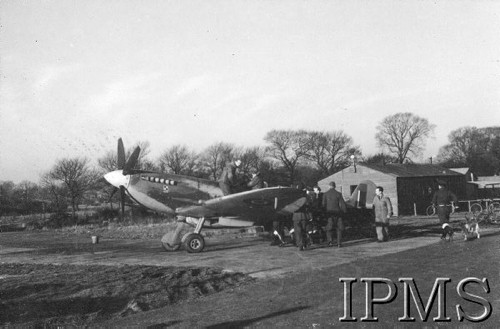 1.01.1943, Northolt, Anglia, Wielka Brytania.
Piloci i mechanicy 306 Dywizjonu Myśliwskiego 