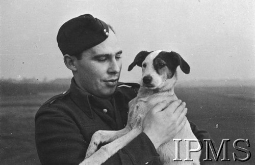 1.01.1943, Heston, Anglia, Wielka Brytania.
Pilot Andrzej Beyer z 302 Dywizjonu Myśliwskiego z psem.
Fot. NN, Instytut Polski i Muzeum im. gen. Sikorskiego w Londynie