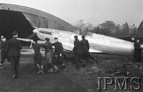 1.01.1943, Heston, Anglia, Wielka Brytania.
Obsługa naziemna 302 Dywizjonu Myśliwskiego, odkołowanie samolotu do hangaru.
Fot. NN, Instytut Polski i Muzeum im. gen. Sikorskiego w Londynie