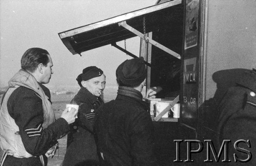 Styczeń 1943, Heston, Anglia, Wielka Brytania.
Lotnicy obok samochodu-kantyny Y.M.C.A., w obiektyw patrzy st. sierż. Stanisław Rapiór.
Fot. NN, Instytut Polski i Muzeum im. gen. Sikorskiego w Londynie