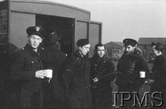 Styczeń 1943, Heston, Anglia, Wielka Brytania.
Lotnicy 302 Dywizjonu Myśliwskiego obok samochodu-kantyny Y.M.C.A. Z lewej stoi Mieczysław Gorzula, drugi z prawej Jan Mozołowski.
Fot. NN, Instytut Polski i Muzeum im. gen. Sikorskiego w Londynie