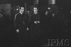 Luty 1943, Londyn, Anglia, Wielka Brytania.
Ambasada polska w Londynie. Dekoracja medalami pilotów 306 Dywizjonu Myśliwskiego - ppor. Henryka Pietrzaka (stoi z lewej) Krzyżem Virtuti Militari i por. Zdzisława Langhamera (z prawej) Krzyżem Walecznych. Piloci zestrzelili 500 i 501 niemiecki samolot na konto PSP.
Fot. NN, Instytut Polski i Muzeum im. gen. Sikorskiego w Londynie [sygn. 2239]