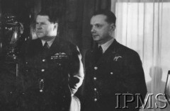 Luty 1943, Londyn, Anglia, Wielka Brytania.
Ambasada polska w Londynie. Dekoracja medalami pilotów 306 Dywizjonu Myśliwskiego - ppor. Henryka Pietrzaka i por. Zdzisława Langhamera, którzy zestrzelili 500 i 501 niemiecki samolot. Z lewej stoi brytyjski generał William Sholto-Douglas, dowódca lotnictwa myśliwskiego RAF, z prawej płk Stefan Pawlikowski.
Fot. NN, Instytut Polski i Muzeum im. gen. Sikorskiego w Londynie [sygn. 2243]