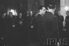 Luty 1943, Londyn, Anglia, Wielka Brytania.
Ambasada polska w Londynie. Dekoracja medalami pilotów 306 Dywizjonu Myśliwskiego - ppor. Henryka Pietrzaka i por. Zdzisława Langhamera, którzy zestrzelili 500 i 501 niemiecki samolot.
Fot. NN, Instytut Polski i Muzeum im. gen. Sikorskiego w Londynie [sygn. 2244]