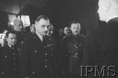 Luty 1943, Londyn, Anglia, Wielka Brytania.
Ambasada polska w Londynie. Dekoracja medalami pilotów 306 Dywizjonu Myśliwskiego - ppor. Henryka Pietrzaka i por. Zdzisława Langhamera, którzy zestrzelili 500 i 501 niemiecki samolot. Z lewej stoi gen. Stanisław Ujejski, za nim gen. Marian Kukiel.
Fot. NN, Instytut Polski i Muzeum im. gen. Sikorskiego w Londynie [sygn. 2246]