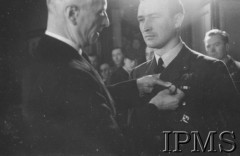 Luty 1943, Londyn, Anglia, Wielka Brytania.
Ambasada polska w Londynie. Odznaczenie Krzyżem Virtuti Militari pilota 306 Dywizjonu Myśliwskiego - ppor. Henryka Pietrzaka, który zestrzelił 500 niemiecki samolot. Z lewej stoi prezydent Władysław Raczkiewicz.
Fot. NN, Instytut Polski i Muzeum im. gen. Sikorskiego w Londynie [sygn. 2247]