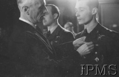 Luty 1943, Londyn, Anglia, Wielka Brytania.
Ambasada polska w Londynie. Dekoracja medalami pilotów 306 Dywizjonu Myśliwskiego - ppor. Henryka Pietrzaka i por. Zdzisława Langhamera, którzy zestrzelili 500 i 501 niemiecki samolot. Z lewej stoi prezydent Władysław Raczkiewicz.
Fot. NN, Instytut Polski i Muzeum im. gen. Sikorskiego w Londynie [sygn. 2248]