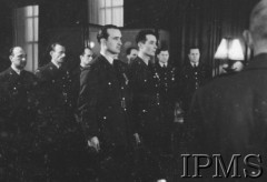 Luty 1943, Londyn, Anglia, Wielka Brytania.
Ambasada polska w Londynie. Dekoracja medalami pilotów 306 Dywizjonu Myśliwskiego - ppor. Henryka Pietrzaka i por. Zdzisława Langhamera, którzy zestrzelili 500 i 501 niemiecki samolot. Pierwszy od lewej stoi mjr Stanisław Brzezina.
Fot. NN, Instytut Polski i Muzeum im. gen. Sikorskiego w Londynie [sygn. 2249]