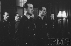 Luty 1943, Londyn, Anglia, Wielka Brytania.
Ambasada polska w Londynie. Dekoracja medalami pilotów 306 Dywizjonu Myśliwskiego - ppor. Henryka Pietrzaka i por. Zdzisława Langhamera, którzy zestrzelili 500 i 501 niemiecki samolot.
Fot. NN, Instytut Polski i Muzeum im. gen. Sikorskiego w Londynie [sygn. 2251]