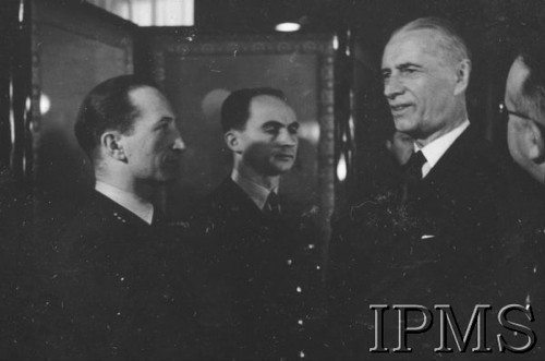 Luty 1943, Londyn, Anglia, Wielka Brytania.
Ambasada polska w Londynie. Dekoracja medalami pilotów 306 Dywizjonu Myśliwskiego - ppor. Henryka Pietrzaka i por. Zdzisława Langhamera, którzy zestrzelili 500 i 501 niemiecki samolot. Z prawej stoi prezydent Władysław Raczkiewicz, z lewej kpt. Kazimierz Rutkowski.
Fot. NN, Instytut Polski i Muzeum im. gen. Sikorskiego w Londynie [sygn. 2253]