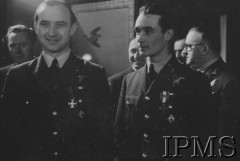 Luty 1943, Londyn, Anglia, Wielka Brytania.
Ambasada polska w Londynie. Dekoracja medalami pilotów 306 Dywizjonu Myśliwskiego - ppor. Henryka Pietrzaka i por. Zdzisława Langhamera, którzy zestrzelili 500 i 501 niemiecki samolot.
Fot. NN, Instytut Polski i Muzeum im. gen. Sikorskiego w Londynie [sygn. 2254]