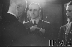 Luty 1943, Londyn, Anglia, Wielka Brytania.
Ambasada polska w Londynie. Dekoracja medalami pilotów 306 Dywizjonu Myśliwskiego - ppor. Henryka Pietrzaka i por. Zdzisława Langhamera, którzy zestrzelili 500 i 501 niemiecki samolot. Z lewej stoi prezydent Władysław Raczkiewicz.
Fot. NN, Instytut Polski i Muzeum im. gen. Sikorskiego w Londynie [sygn. 2256]