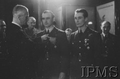 Luty 1943, Londyn, Anglia, Wielka Brytania.
Ambasada polska w Londynie. Dekoracja medalami pilotów 306 Dywizjonu Myśliwskiego - ppor. Henryka Pietrzaka i por. Zdzisława Langhamera, którzy zestrzelili 500 i 501 niemiecki samolot. Z lewej stoi prezydent Władysław Raczkiewicz, z tyłu z prawej mjr Stanisław Brzezina.
Fot. NN, Instytut Polski i Muzeum im. gen. Sikorskiego w Londynie [sygn. 2258]