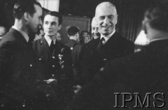 Luty 1943, Londyn, Anglia, Wielka Brytania.
Ambasada polska w Londynie. Dekoracja medalami pilotów 306 Dywizjonu Myśliwskiego - ppor. Henryka Pietrzaka i por. Zdzisława Langhamera, którzy zestrzelili 500 i 501 niemiecki samolot. Z prawej stoi prezydent Władysław Raczkiewicz.
Fot. NN, Instytut Polski i Muzeum im. gen. Sikorskiego w Londynie [sygn. 2259]