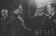 Luty 1943, Londyn, Anglia, Wielka Brytania.
Ambasada polska w Londynie. Dekoracja medalami pilotów 306 Dywizjonu Myśliwskiego - ppor. Henryka Pietrzaka i por. Zdzisława Langhamera, którzy zestrzelili 500 i 501 niemiecki samolot. Gratulacje pilotom składa generał William Sholto-Douglas, dowódca lotnictwa myśliwskiego RAF, z lewej stoi gen. Bronisław Regulski.
Fot. NN, Instytut Polski i Muzeum im. gen. Sikorskiego w Londynie [sygn. 2260]