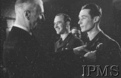 Luty 1943, Londyn, Anglia, Wielka Brytania.
Ambasada polska w Londynie. Dekoracja medalami pilotów 306 Dywizjonu Myśliwskiego - ppor. Henryka Pietrzaka i por. Zdzisława Langhamera, którzy zestrzelili 500 i 501 niemiecki samolot. Z lewej stoi prezydent Władysław Raczkiewicz.
Fot. NN, Instytut Polski i Muzeum im. gen. Sikorskiego w Londynie [sygn. 2262]