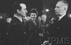 Luty 1943, Londyn, Anglia, Wielka Brytania.
Ambasada polska w Londynie. Dekoracja medalami pilotów 306 Dywizjonu Myśliwskiego - ppor. Henryka Pietrzaka (stoi z lewej) i por. Zdzisława Langhamera, którzy zestrzelili 500 i 501 niemiecki samolot. Z prawej stoi prezydent Władysław Raczkiewicz, w środku żona por. Langhamera.
Fot. NN, Instytut Polski i Muzeum im. gen. Sikorskiego w Londynie [sygn. 2263]