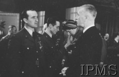 Luty 1943, Londyn, Anglia, Wielka Brytania.
Ambasada polska w Londynie. Dekoracja medalami pilotów 306 Dywizjonu Myśliwskiego - ppor. Henryka Pietrzaka (stoi z lewej) i por. Zdzisława Langhamera (w środku), którzy zestrzelili 500 i 501 niemiecki samolot. Z prawej stoi prezydent Władysław Raczkiewicz.
Fot. NN, Instytut Polski i Muzeum im. gen. Sikorskiego w Londynie [sygn. 2264]