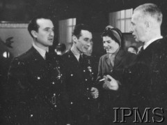 Luty 1943, Londyn, Anglia, Wielka Brytania.
Ambasada polska w Londynie. Dekoracja medalami pilotów 306 Dywizjonu Myśliwskiego - ppor. Henryka Pietrzaka i por. Zdzisława Langhamera, którzy zestrzelili 500 i 501 niemiecki samolot. Z prawej stoi prezydent Władysław Raczkiewicz.
Fot. NN, Instytut Polski i Muzeum im. gen. Sikorskiego w Londynie [sygn. 2265]