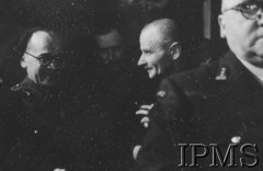 Luty 1943, Londyn, Anglia, Wielka Brytania.
Ambasada polska w Londynie. Dekoracja medalami pilotów 306 Dywizjonu Myśliwskiego - ppor. Henryka Pietrzaka i por. Zdzisława Langhamera, którzy zestrzelili 500 i 501 niemiecki samolot. W środku stoi gen. Marian Kukiel.
Fot. NN, Instytut Polski i Muzeum im. gen. Sikorskiego w Londynie [sygn. 2266]