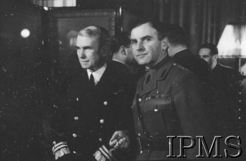Luty 1943, Londyn, Anglia, Wielka Brytania.
Ambasada polska w Londynie. Dekoracja medalami pilotów 306 Dywizjonu Myśliwskiego - ppor. Henryka Pietrzaka i por. Zdzisława Langhamera, którzy zestrzelili 500 i 501 niemiecki samolot. Z lewej stoi kontradmirał Jerzy Świrski.
Fot. NN, Instytut Polski i Muzeum im. gen. Sikorskiego w Londynie [sygn. 2267]