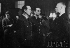 Luty 1943, Londyn, Anglia, Wielka Brytania.
Ambasada polska w Londynie. Dekoracja medalami pilotów 306 Dywizjonu Myśliwskiego - ppor. Henryka Pietrzaka i por. Zdzisława Langhamera, którzy zestrzelili 500 i 501 niemiecki samolot. Z prawej stoi prezydent Władysław Raczkiewicz.
Fot. NN, Instytut Polski i Muzeum im. gen. Sikorskiego w Londynie [sygn. 2267]