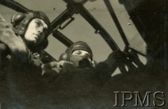 Lata 40., Wielka Brytania.
Polskie Siły Powietrzne w Wielkiej Brytanii. Dwaj piloci w kabinie samolotu.
Fot. NN, Instytut Polski im. Gen. Sikorskiego w Londynie [Kolekcja mjr Piotra Dudzińskiego, dowódcy 304 Dywizjonu Bombowego 